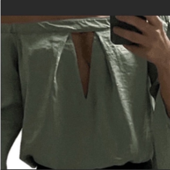 Blooms in the City Off shoulder cut out bell sleeves boho green top. Size Small - Picture 2 of 3